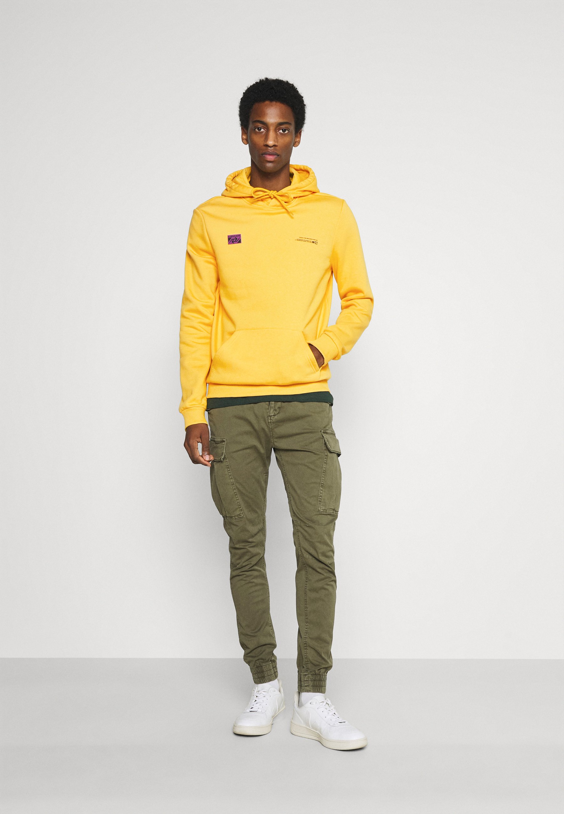yellow sweatshirt outfit