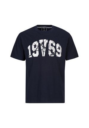 Marineblauwe katoenen t-shirt met een grote, gebarsten witte print van "19769" op de voorkant, met een klassieke ronde hals en korte mouwen.
