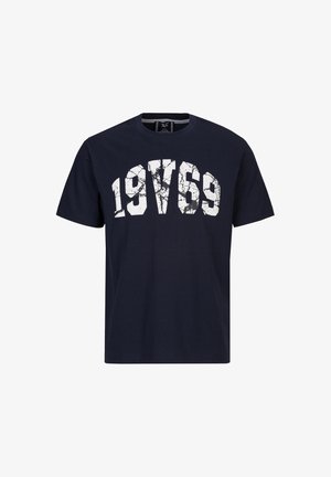 Marineblauwe katoenen t-shirt met een grote, gebarsten witte print van "19769" op de voorkant, met een klassieke ronde hals en korte mouwen.