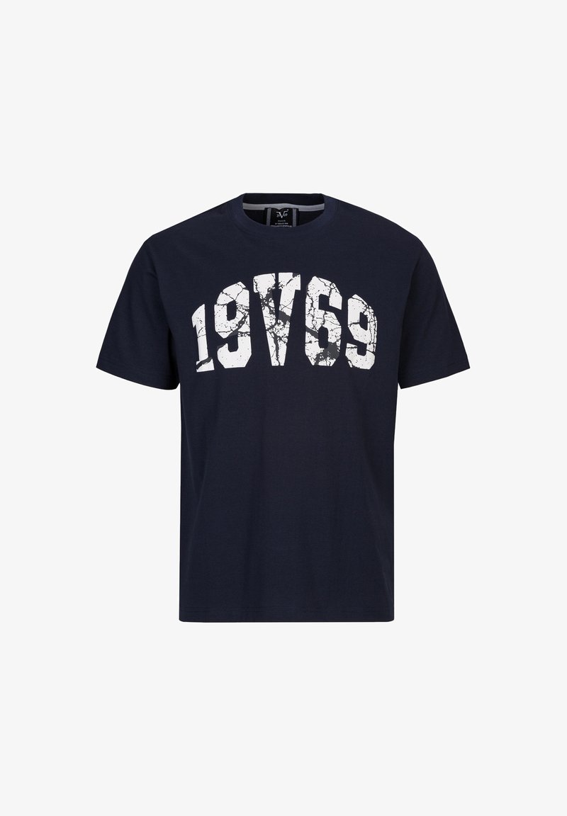 Marineblauwe katoenen t-shirt met een grote, gebarsten witte print van "19769" op de voorkant, met een klassieke ronde hals en korte mouwen.