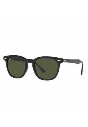 Occhiali da sole neri in plastica con lenti verde, forma rettangolare e accenti in metallo sulla montatura. Include un distintivo logo Ray-Ban.