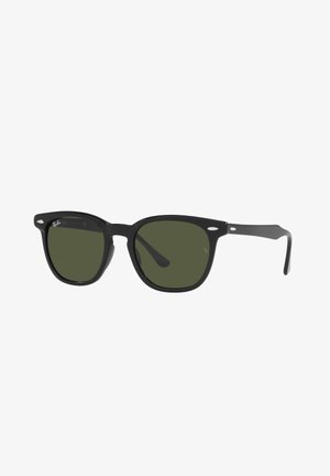 Occhiali da sole neri in plastica con lenti verde, forma rettangolare e accenti in metallo sulla montatura. Include un distintivo logo Ray-Ban.