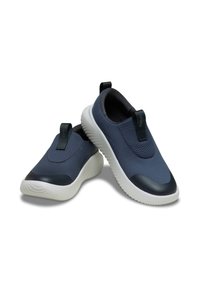 Marinefarbene Slipper mit strukturiertem Obermaterial, glattem dunklem Zehenbereich und weißer Gummisohle. Mit einer Zuglasche für einfaches Anziehen.
