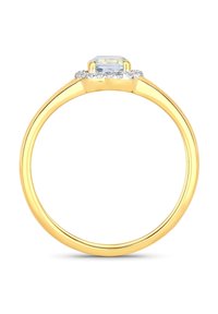 Bague en or jaune avec une pierre centrale taillée émeraude, entourée d'une rangée de petites pierres transparentes sur la bande pour un détail supplémentaire.