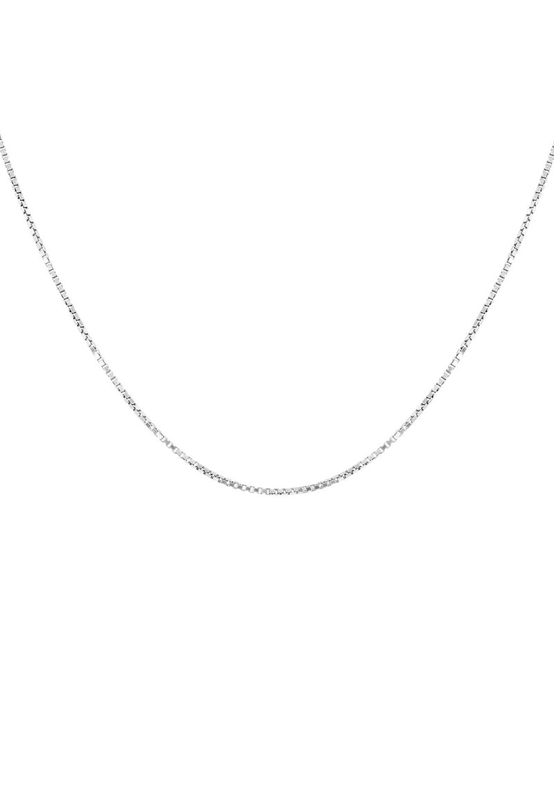 Zilveren ketting met een elegante, platte design en een vierkant schakelpatter. Gepolijste afwerking zorgt voor een glanzend, reflecterend oppervlak.