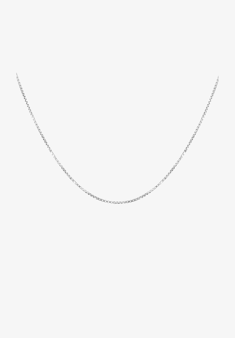 Zilveren ketting met een elegante, platte design en een vierkant schakelpatter. Gepolijste afwerking zorgt voor een glanzend, reflecterend oppervlak.