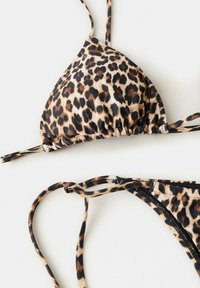 Trójkątny bikini z motywem panterki, góra i dół, z cienkimi, regulowanymi ramiączkami na białym tle.