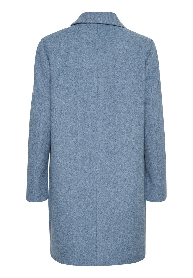 Jasnoniebieski wełniany płaszcz z kołnierzem, prostym krojem i długimi rękawami. Posiada gładką tylną część bez widocznych zapięć i ozdób.