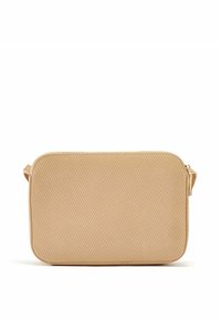 Beżowa prostokątna torba wykonana z teksturowanego materiału w wzór chevron. Posiada zamek błyskawiczny i odczepiany pasek.