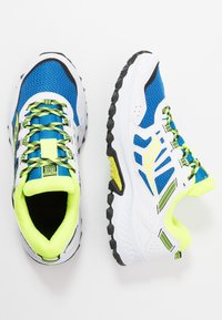 Männer Laufschuhe aus blauem und weißem Netzmaterial mit schwarzen Akzenten. Verfügt über gelbe und grüne Schnürsenkel, gepolsterten Kragen und profilierte Gummisohle.