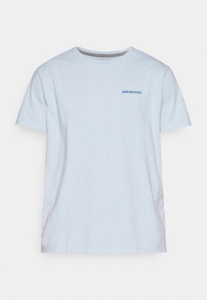 Camiseta de algodón de color azul claro con cuello redondo, mangas cortas y un pequeño logo azul de "patagonia" en el pecho. Textura suave.