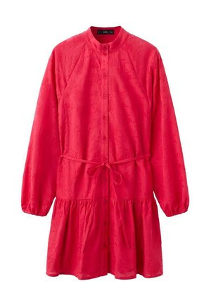 Rode jurk met lange mouwen, knoopsluiting aan de voorkant, subtiel bloemenpatroon, getailleerde taille met strikceintuur en een geplooide rok op een witte achtergrond.