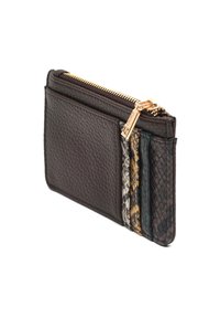 Cartera de piel marrón con superficie texturizada, que cuenta con una cremallera dorada y múltiples ranuras para tarjetas con varios diseños de estampado de serpiente.