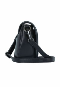 Schwarze Lederhandtasche mit einer strukturierten Form, ausgestattet mit silbernem Beschläge, einem abnehmbaren Tragegurt und einer glatten Oberfläche. Seitenansicht präsentiert.