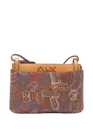 Borsa marrone con superficie testurizzata, decorata con colorati timbri di viaggio stampati, con parte superiore in pelle color cuoio. Include un manico corto.