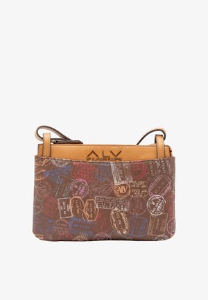 Borsa marrone con superficie testurizzata, decorata con colorati timbri di viaggio stampati, con parte superiore in pelle color cuoio. Include un manico corto.