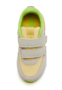 Sneaker in velcro grigio, giallo e verde. Presenta un colletto imbottito, una parte superiore testurizzata e accenti a contrasto. Punta arrotondata e soletta imbottita.
