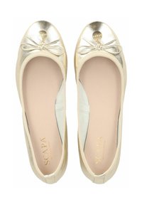 Ballerines métalliques dorées avec un bout arrondi, des bords élastiqués et un petit accent de nœud. Tige texturée avec une doublure intérieure lisse.