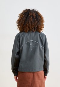 Nike Sportswear Chaqueta fina - black