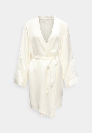 Elfenbensfarget sateng morgenkåpe med lange broderte ermer og et knyttet midjebelte på ensfarget bakgrunn.