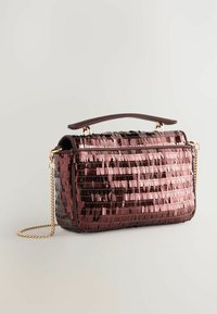 Handtasche mit rechteckiger Form, bedeckt mit Pailletten in Burgunder- und Rosatönen. Verfügt über einen oberen Griff und einen goldenen Kettenriemen.