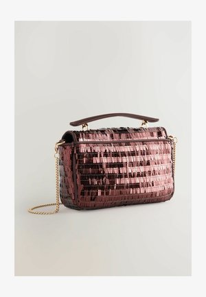 Håndtaske med rektangulært form, dækket af palietter i nuancer af bourgogne og lyserød. Har et top håndtag og en guldkæde som rem.