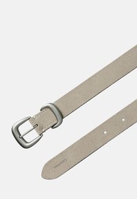 Lederen riem in lichtbeige, voorzien van een zilverkleurige metalen gesp. De band heeft een gladde textuur met vijf verstelgaten.