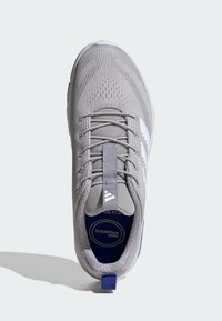 Sivé športové topánky s sieťovaným zvrškom, textúrovaným povrchom, zabezpečeným šnurovacím systémom a Cloudfoam stielkou, s bielymi akcentmi a modrým interiérom.