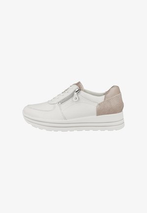 Weiße Sneaker mit einem strukturierten Lederoberteil, einem roségoldenen Akzent an der Ferse und einem seitlichen Reißverschluss. Ausgestattet mit einer klobigen weißen Sohle.