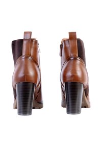 Botas de tobillo de cuero marrón con tacón cuadrado, que presentan paneles elásticos acanalados y una cremallera. Textura suave y suela resistente.