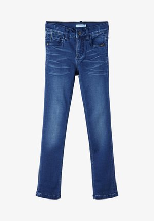 Sötétkék mosású farmernadrág, egyenes szabású, ötpocketes kialakítással, valamint finom fakulással a comboknál.