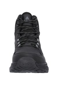 Svarta vandringskängor med textilmaterial, metalliska detaljer och grå snören. Har en slitstark sula och förstärkt tå för hållbarhet.