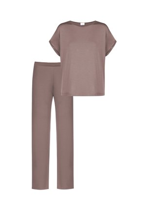 Set loungewear marrone composto da una maglietta a maniche corte con scollatura tonda e pantaloni dritti coordinati. Tessuto morbido e liscio, dettagli minimi.