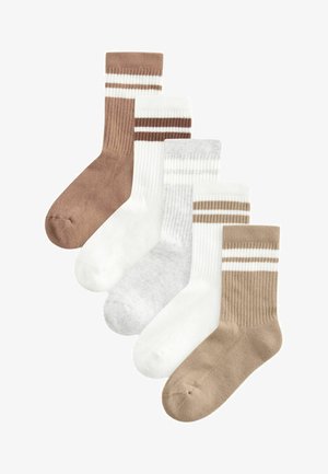 Cinq paires de chaussettes côtelées en marron, blanc et gris, avec des rayures contrastantes en haut dans des couleurs neutres.