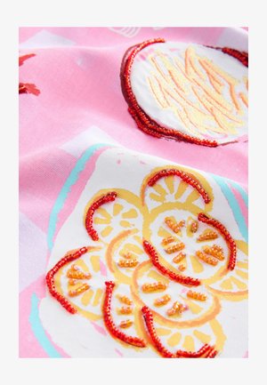 Bavlněná látka v růžové barvě s vyšívanými designy citronů, které obsahují žluté a oranžové korálky, vytvářející textile akcenty a barevný vzor.