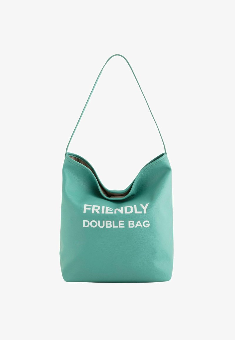 Teal texturovaná dvojná taška s širokým otvorem a jedním ramenním popruhem, na které je bíle vytištěno "PŘÍTELSKÁ DVOJNÁ TAŠKA".