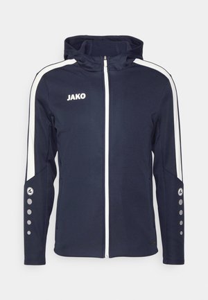 Giacca sportiva navy con cappuccio, dettagli bianchi, zip frontale e logo. Presenta dettagli con bottoni sulle maniche e un tessuto liscio, leggermente testurizzato.