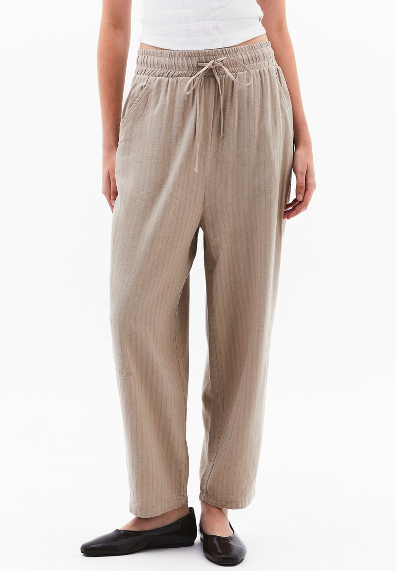 Licht beige, gestreepte broek met een elastische tailleband, trekkoord en zijzakken. Zachte textuur en relaxed fit.