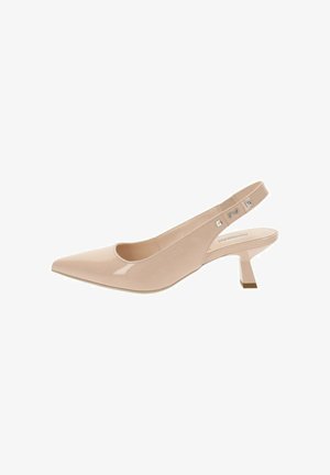 Scarpa con tacco alto slingback in pelle verniciata beige, punta affilata, tacco di forma quadrata e decorazioni di borchie argentate sulla cinghia alla caviglia.