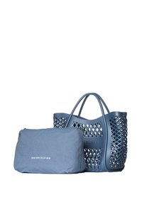 Sac en plastique bleu avec un design en treillis, accompagné d'une pochette en tissu bleu doux arborant un logo blanc. Les deux sacs ont des formes structurées.