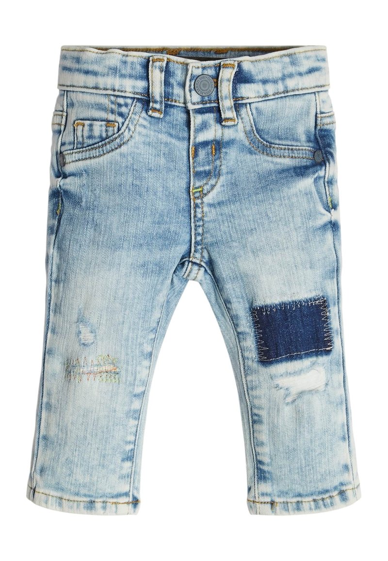 Pantalones de mezclilla de color azul claro con un lavado descolorido, bolsillos delanteros y costuras decorativas. Incluyen un parche de color azul oscuro y detalles desgastados.