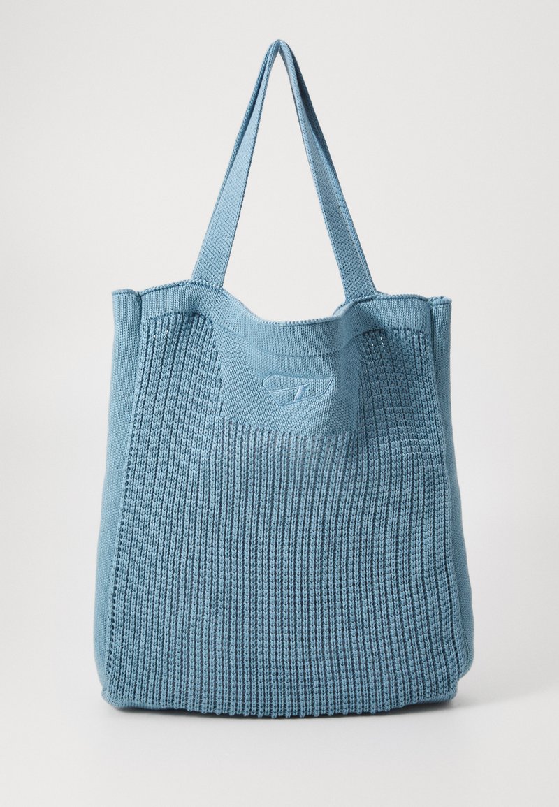 Lichtblauwe gebreide tote bag met gemêleerde verticale strepen, stevige platte handgrepen en een logo-detail aan de voorkant.
