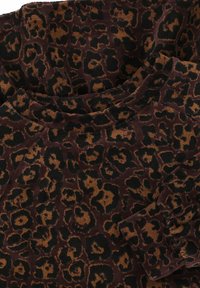 Bruin en zwart luipaardprintstof met zichtbare kraag en gathered manchetten, die zacht textuurmateriaal toont.