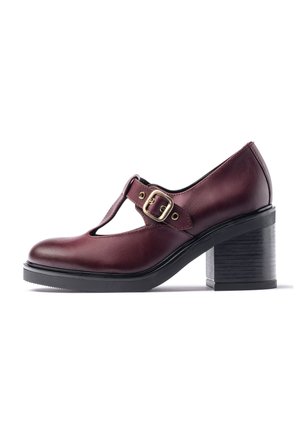 Chaussure en cuir bordeaux à bride en T avec boucle dorée, talon empilé noir épais et bout arrondi, vue de côté sur fond blanc.