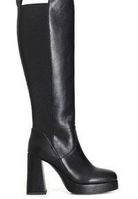 Botas negras de tacón alto hasta la rodilla con un exterior de cuero suave, paneles laterales de tela, tacón grueso y suela de plataforma para mayor altura.
