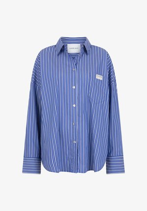 Gestreifte Hemdbluse in Blau und Weiß mit Kragen, langen Ärmeln, einer Brusttasche und einem Logosticker auf der Tasche. Glatte Stoffoberfläche.