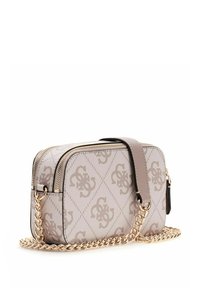 Sac bandoulière beige à motifs avec ferrures dorées, une bandoulière chaîne et une fermeture éclair. Forme rectangulaire avec une texture lisse et un détail de logo.