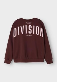 Bordo dukserica s oversized krojem, okruglim izrezom i tiskanim natpisom "PARIS DIVISION 75004" u bijeloj boji na leđima.