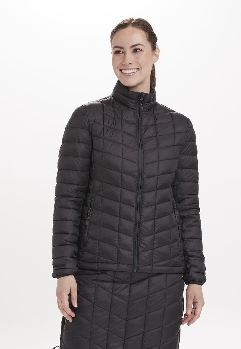 Svart quiltad jacka med ståkrage, framtill dragkedja och sidofickor. Har en smidig, lätt design och en mjuk yta.