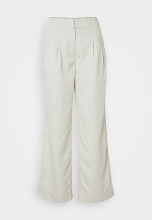 Pantaloni bej deschis, cu talie înaltă, cu model cu dungi verticale, plisse în față, picioare late și manșete rulante. Fabrică dintr-un material neted și moale.